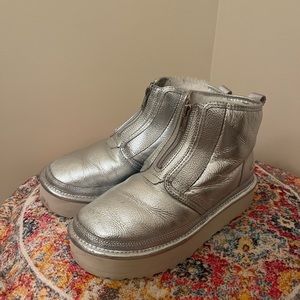 UGG Neumel Platform Zip Shine